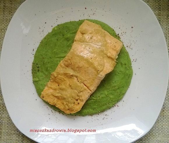 Pieczony łosoś na puree ziemniaczano-brokułowym