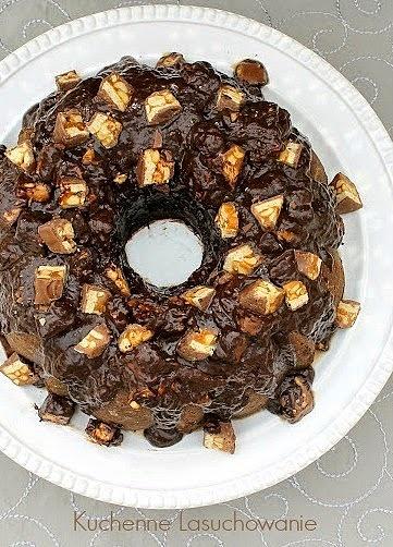Babka snickers'owa - wilgotne i czekoladowe ciasto z polewą Snickers