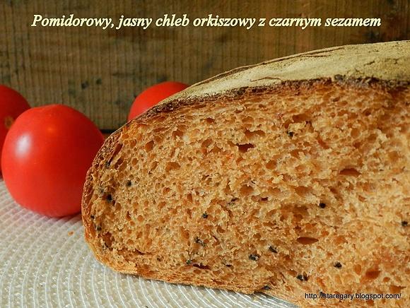 Pomidorowy chleb orkiszowy z czarnym sezamem - kwietniowa piekarnia