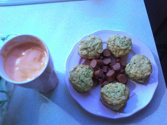Muffiny z ciecierzycy z cukinią i kiełbaskami