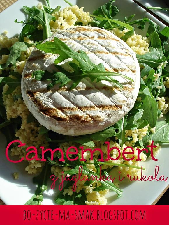 Camembert z jaglanką rukolą i sałatką owocową