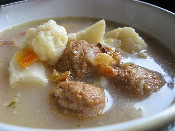 Kalafiorowa z lanym ciastem i pulpetami