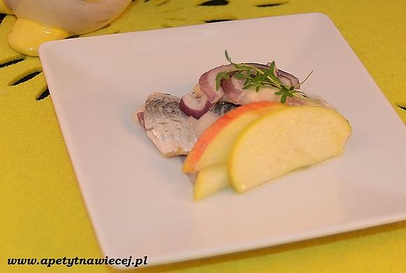 Śledź z cebulką i jabłkiem