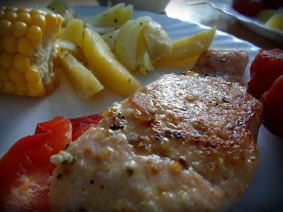 Smażony łosoś na maśle czosnkowym z ziemniakami na parze i warzywami
