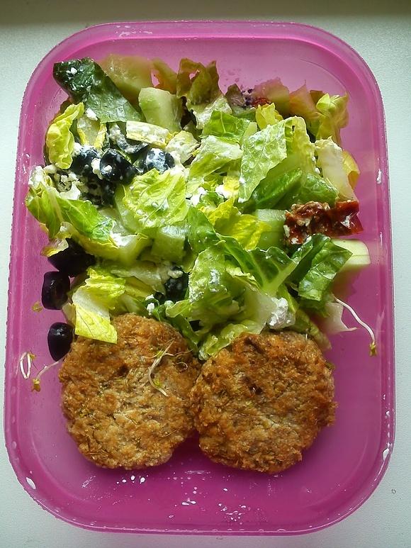 Lunchbox z tuńczykiem i sałatką na wynos