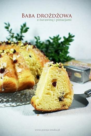 Drożdżowa baba z żurawiną i pistacjami