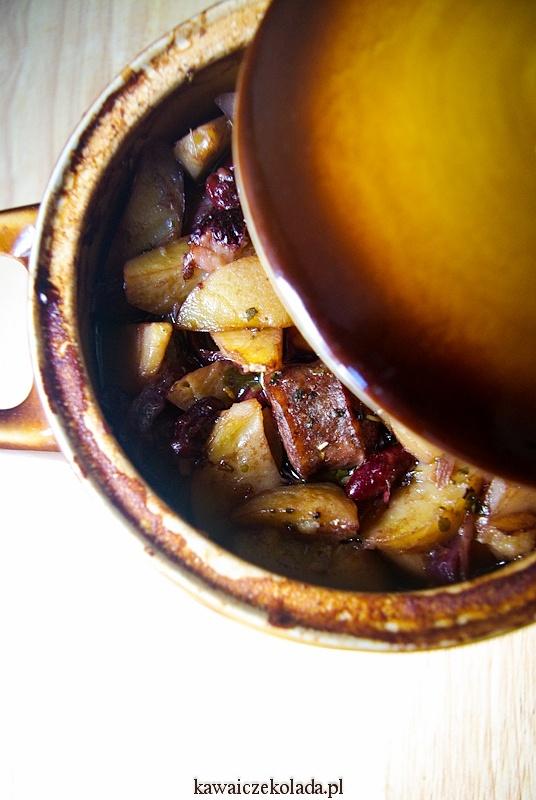 Casserole z białą kiełbasą, fasolą i ziemniakami