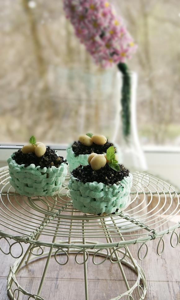 Cytrynowe muffinki koszyczki z marcepanowymi jajeczkami