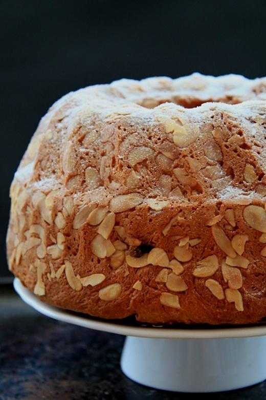 Gugelhupf austriacka babka drożdżowa z rodzynkami i migdałami
