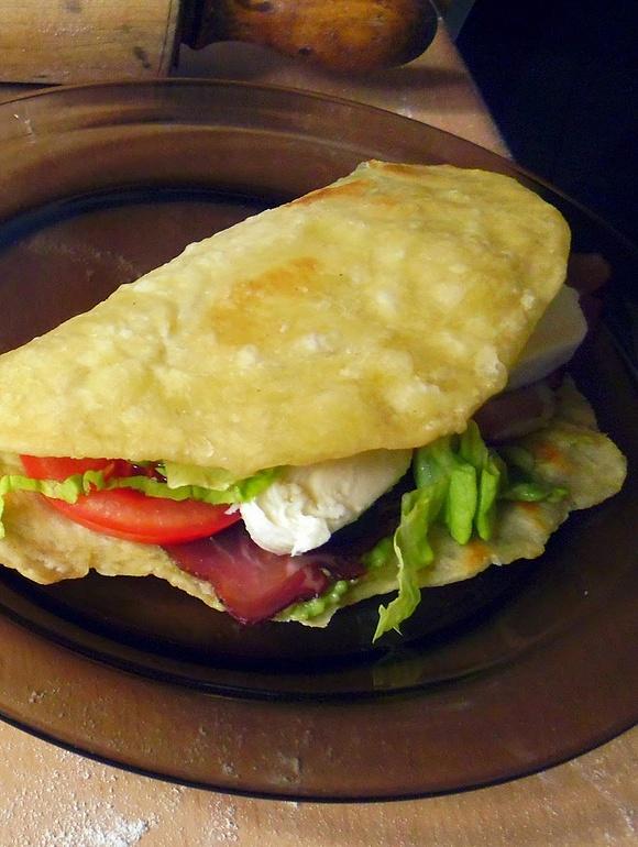 Piadina z wieprzowiną i dodatkami