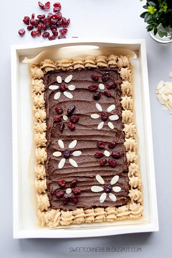 Mazurek orkiszowy z nutellą daktylową