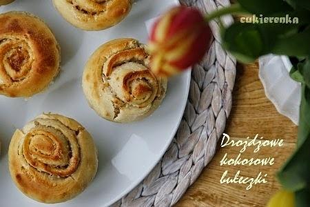 Drożdżowe kokosowe bułeczki z kokosową masą