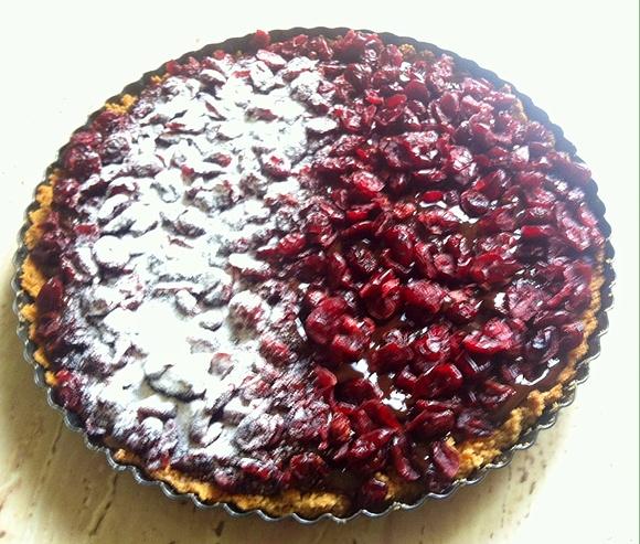 Tarta czekoladowa z orzechami włoskimi i żurawiną