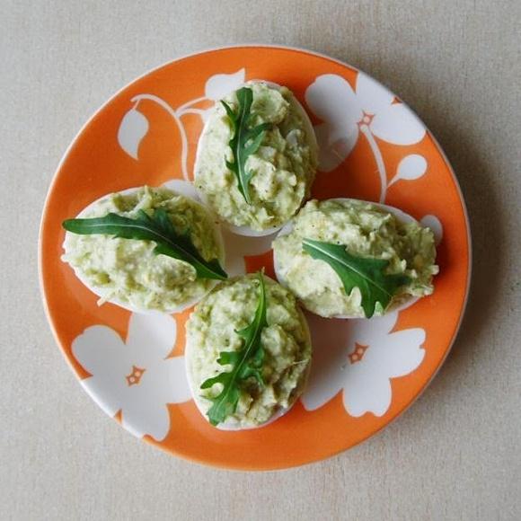 Jaja faszerowane pastą z avocado