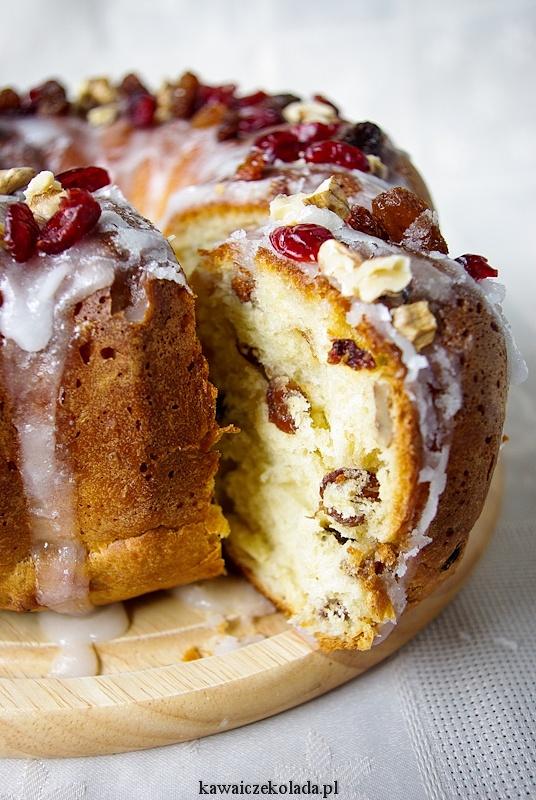 Babka Wielkanocna drożdżowa z orzechami i żurawiną