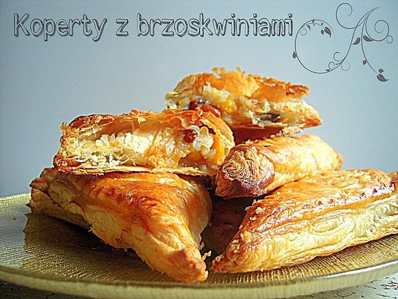 Koperty z brzoskwiniami i rodzynkami z ciasta francuskiego