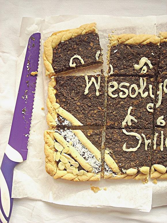 Mazurek makowy z masą makową i życzenia na święta