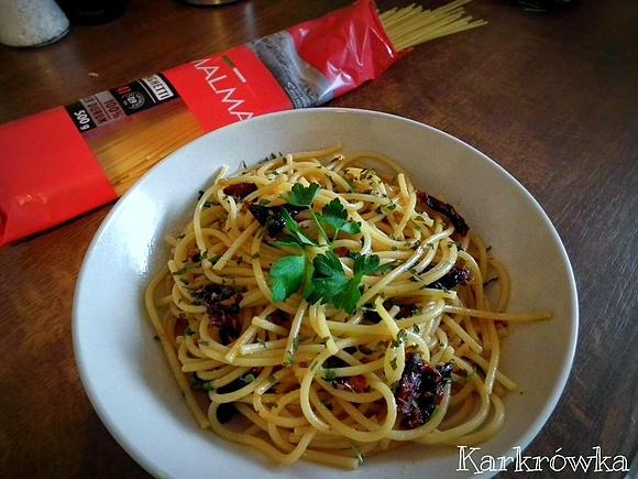 Spaghetti z oliwą, czosnkiem, suszonymi pomidorami i pietruszką
