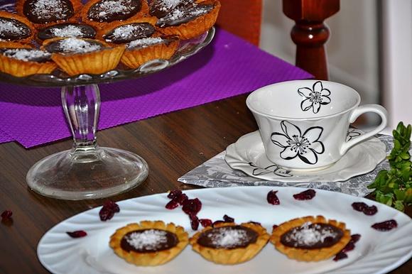 Babeczki z kremem czekoladowo-rumowym i żurawiną