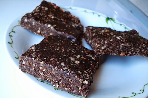 Raw brownie z odrobiną pomarańczy