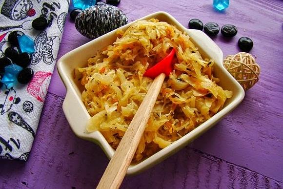 Kapustka zasmażana z tymiankiem na białym winie