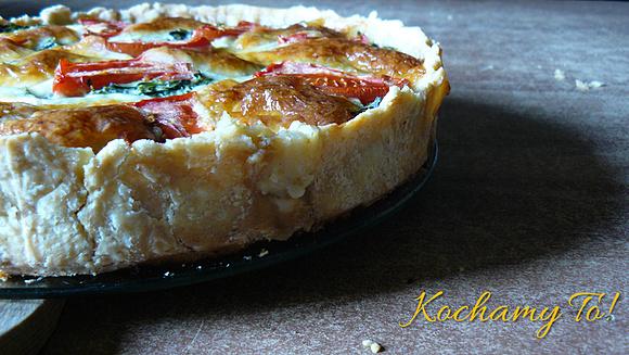 Tarta szpinakowa z tuńczykiem, mozzarellą i pomidorami
