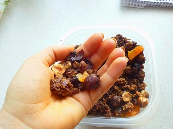 Bezglutenowa granola z kremem speculoss, bananami i orzechami