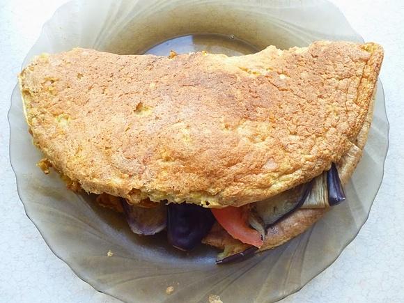 Dyniowy omlet z wędliną i warzywami