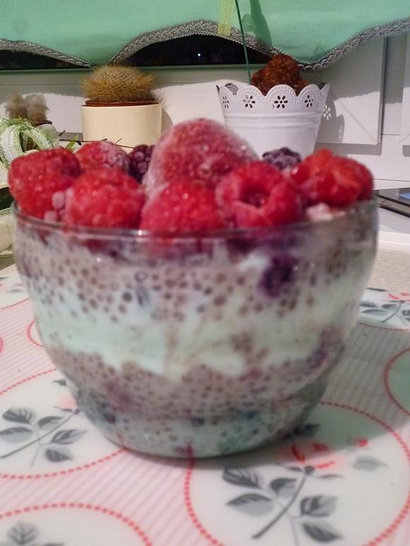 Domowy jagodowo-migdałowo-kokosowy bezglutenowy pudding z tapioki