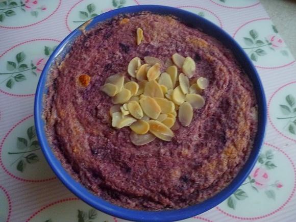 Potrójnie białkowa pieczona owsianka z borówkami, truskawkami i bananami
