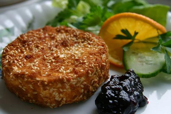 Camembert w panierce z sezamem