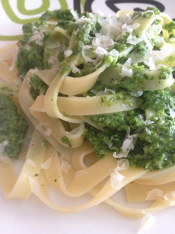 Makaron tagliatelle z pesto brokułowo-pietruszkowym