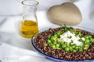 Quinoa z groszkiem, fetą i miętą