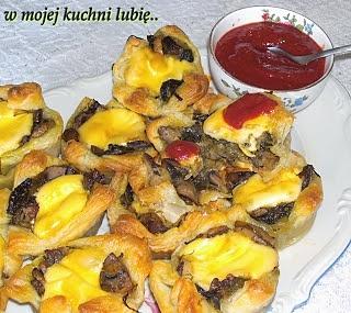 Francuskie babeczki z pieczarkami szpinakiem i porami