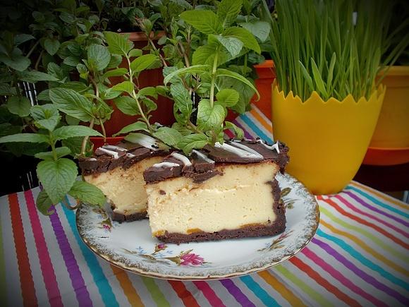 Sernik z czekoladą - przepis na pyszne ciasto z aromatem pomarańczy i czekoladową polewą