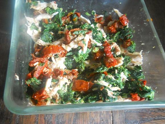 Makaron penne ze szpinakiem, kurczakiem i pomidorami