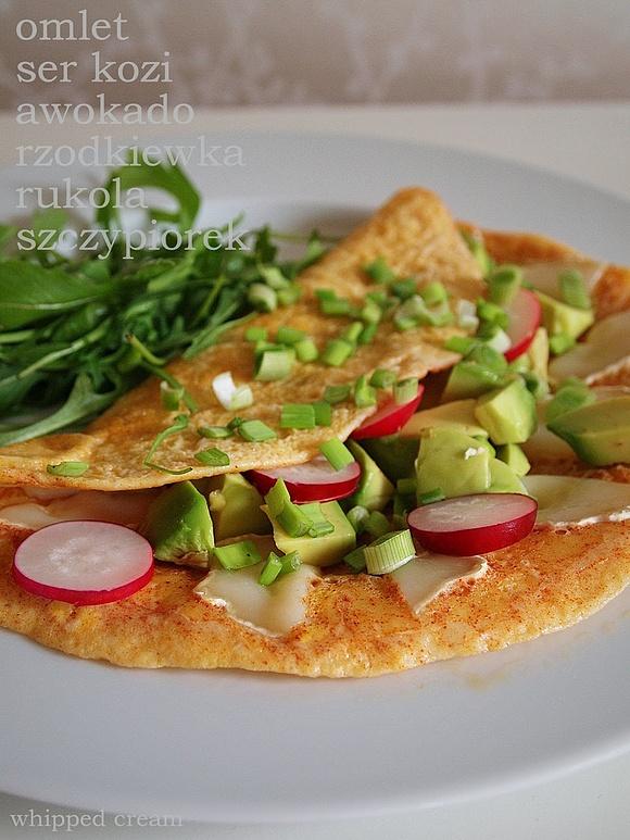 Omlet z serem kozim i awokado na wiosnę