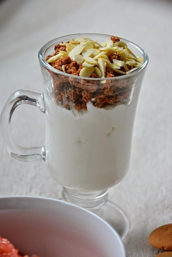 Serek grani z otrębami i truskawkami, smoothie z bananem i pomarańczą