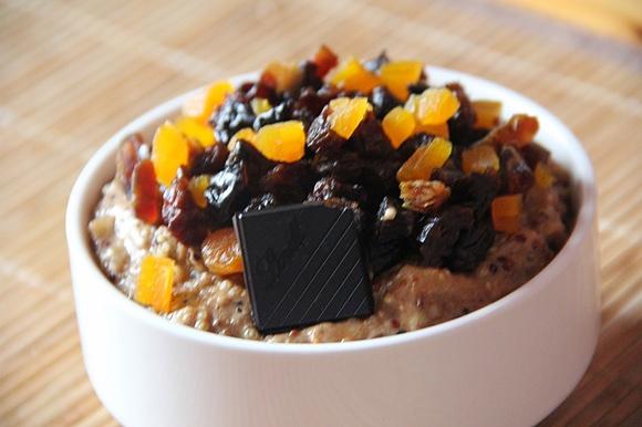 Trójkolorowa quinoa z dodatkiem moreli