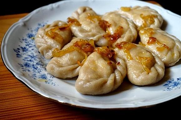 Pierogi ruskie z ziemniakami twarogiem i cebulą