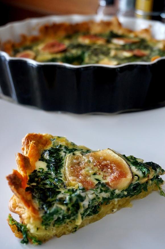 Tarta ze szpinakiem, serem camembert, figami i orzechami nerkowca