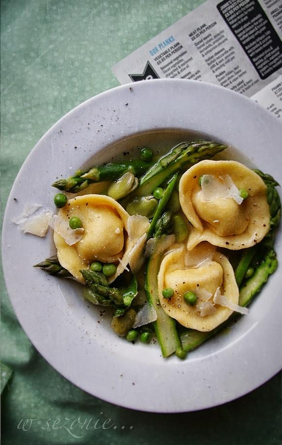 Wiosenny bulion z tortellini