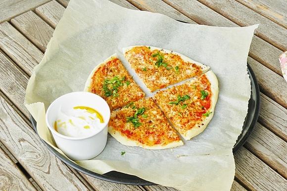 Pizza z farszem z mielonego wędzonego kurczaka i pietruszki