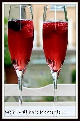 Kir - francuski koktajl alkoholowy z białym winem i creme de cassis
