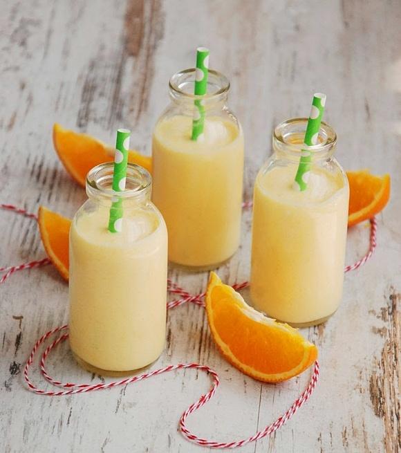 Koktajl mango-pomarańcza z serkiem naturalnym