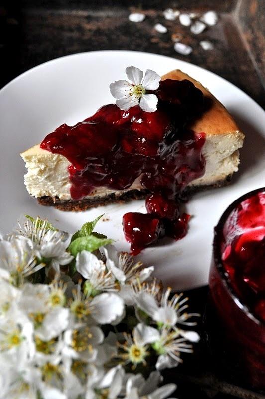 Marcepanowy sernik z wiśniową frużeliną