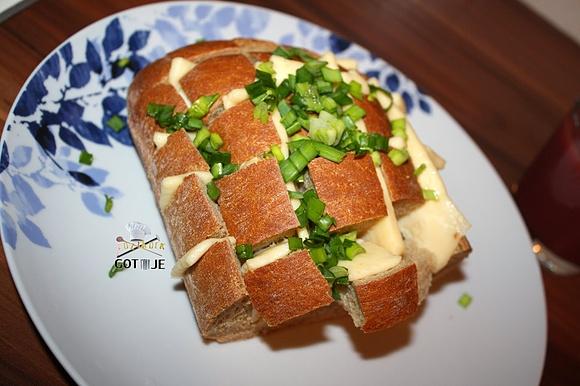 Chleb zapiekany ze szczypiorkiem