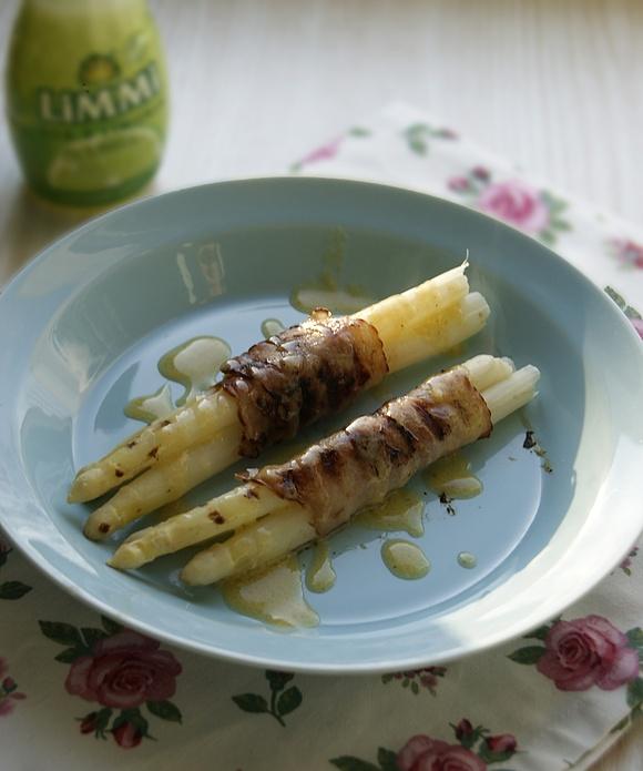 Szparagi z limonkowym sosem holenderskim na grill