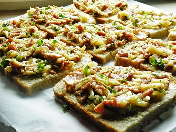 Toasty z kiełbasą i cebulą z chlebem wiejskim