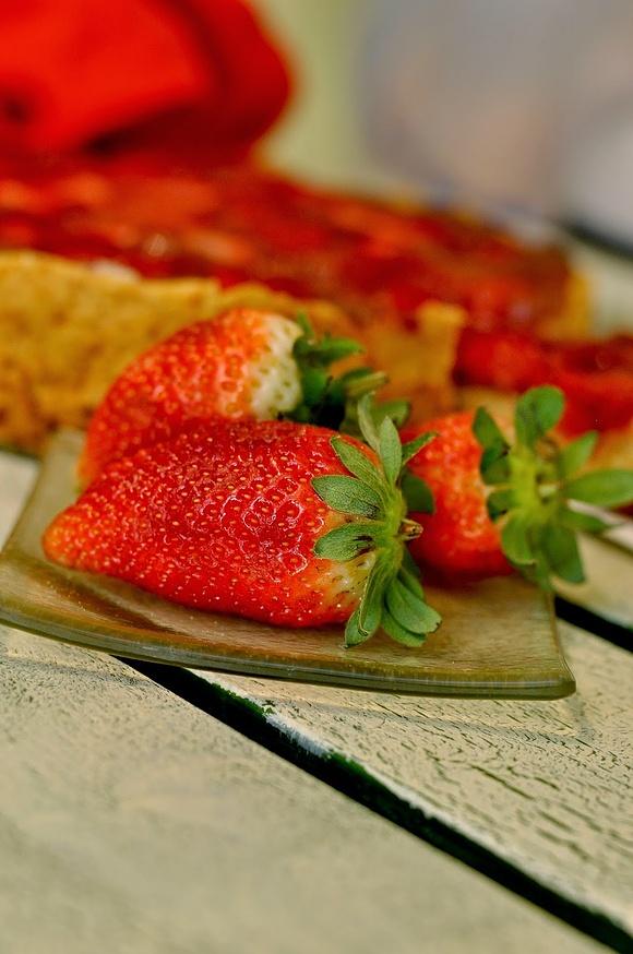 Tarta z truskawkami i rabarbarem